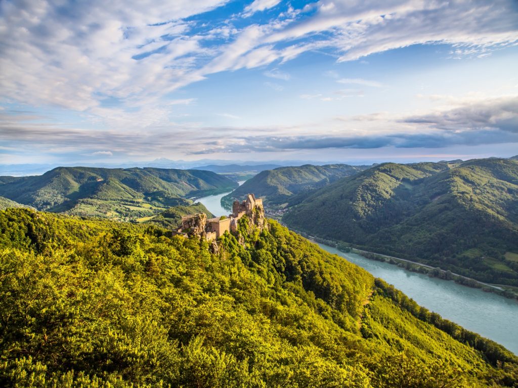 Hermoso paisaje con las ruinas del castillo de Aggstein y el río Danubio al atardecer en Wachau, Austria