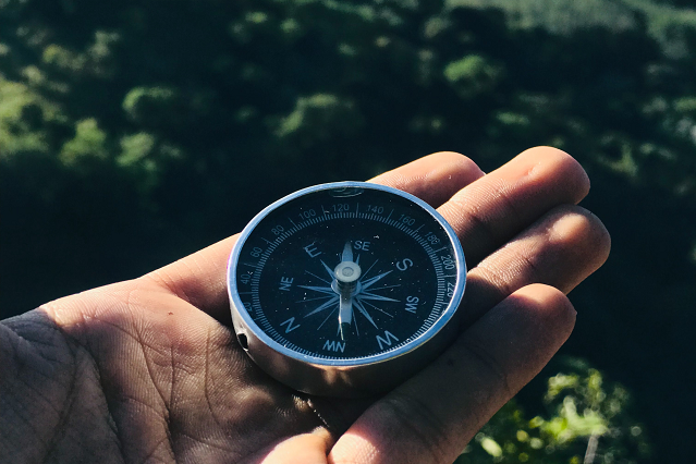 Hand hält Kompass © Pexels