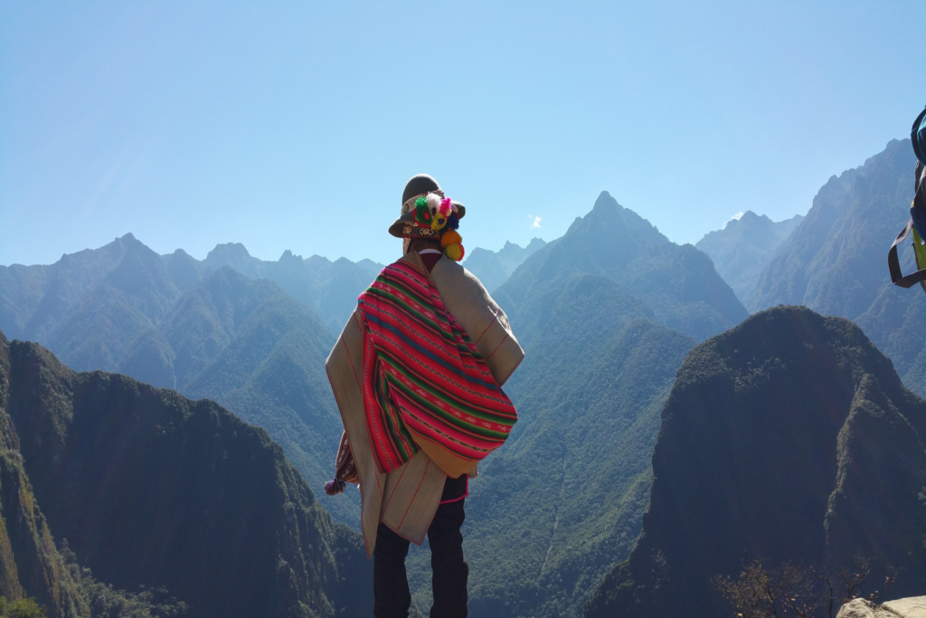 Peruanische Berge und peruanischer Mann
