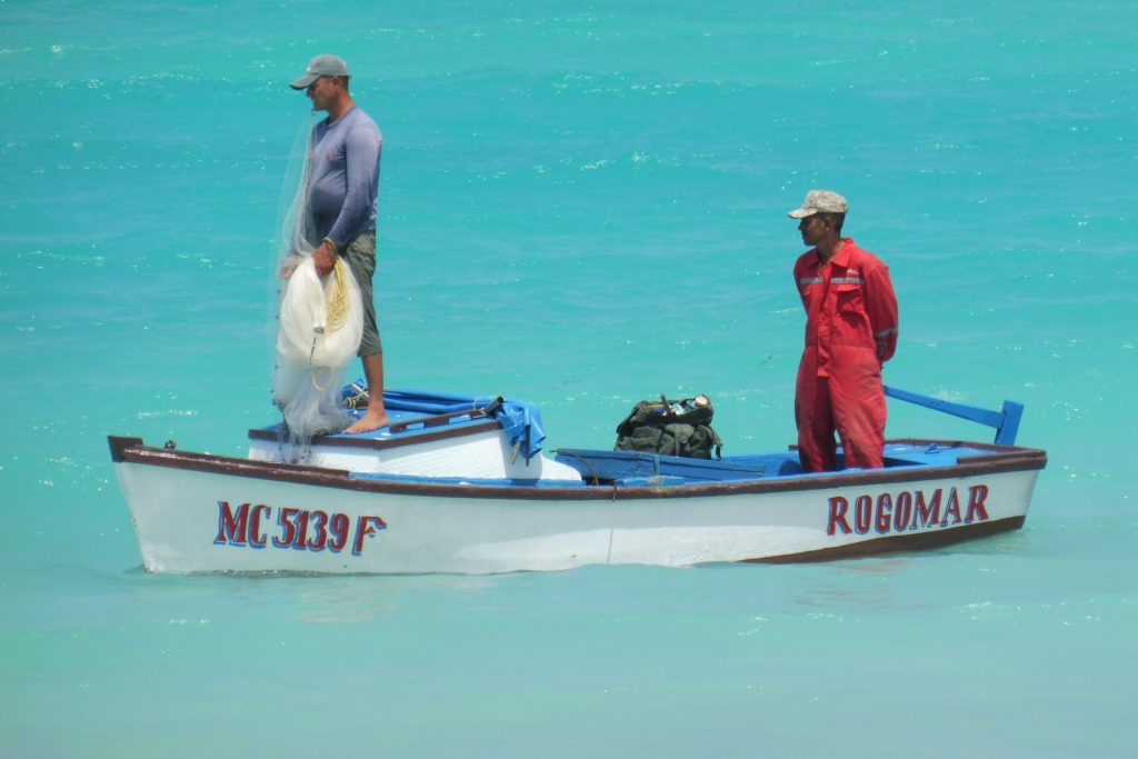 Dos pescadores en un barco.